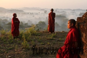 12OtR, Sunrise with monks, Bagan