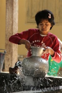 people15-Girl-getting-water