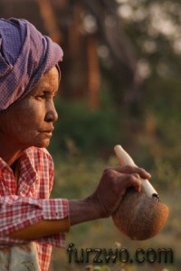 people4-Peasant-woman-smoking-a-hand-rolled-cherot-in-Myanmar